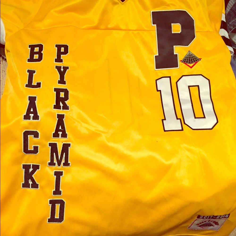 Black pyramid jersey